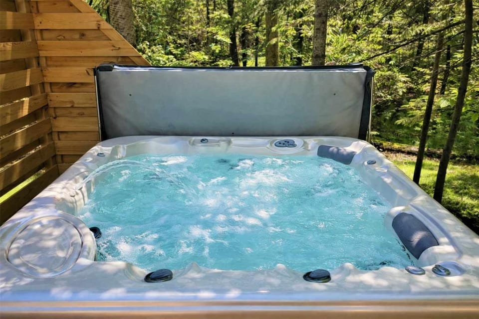 Exclusive 2 Chalet Stay-HotTub-Fireplace-Beachside Chalet in Traverse City