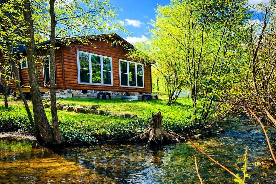 3 Cottage Exclusive Retreat-Hot Tubs-Walk to Beach House in Traverse City
