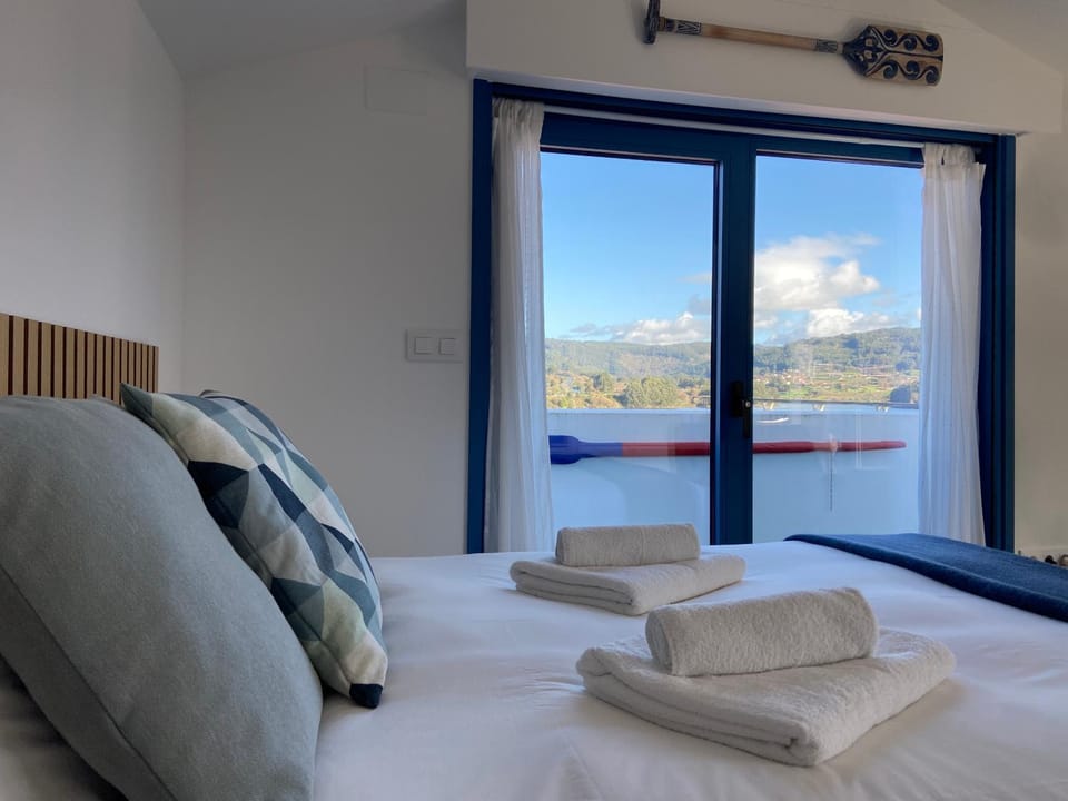 Bed, Natural landscape, View (from property/room), Photo of the whole room, Bedroom, Mountain view, River view, Sea view, towels