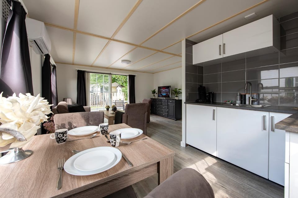 Kitchen or kitchenette, Living room, Seating area, Dining area