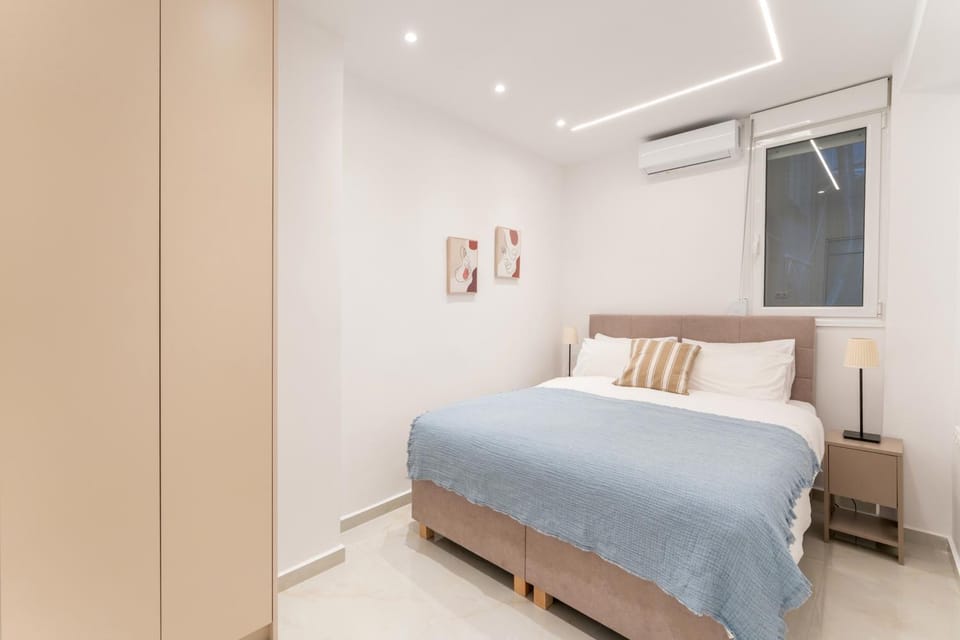 Bed, Photo of the whole room, Bedroom, air conditioner
