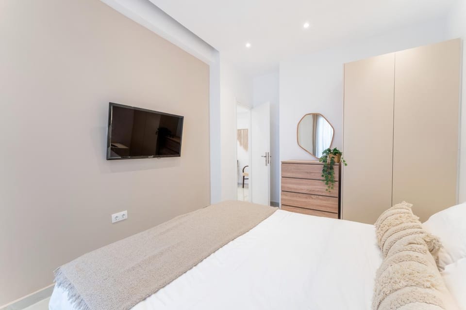 Bed, TV and multimedia, Photo of the whole room, Bedroom