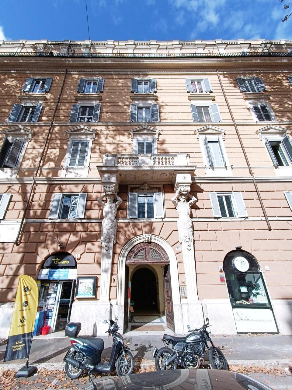 Facade/entrance