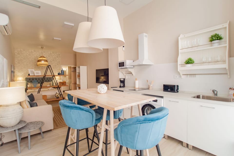 Kitchen or kitchenette, Living room, Seating area, Dining area, minibar