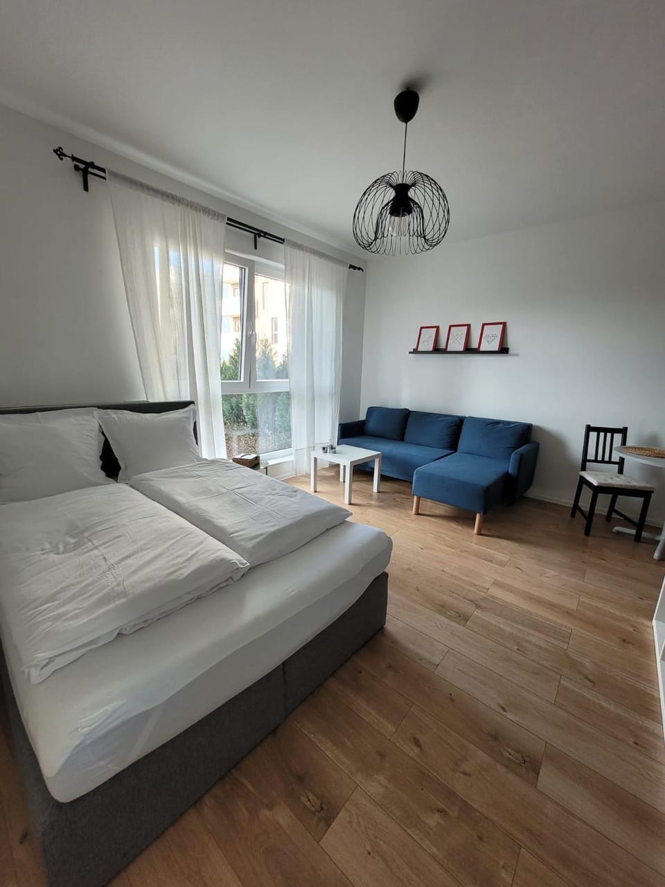 Bed, Living room, Photo of the whole room, Seating area