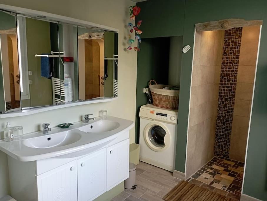 Bathroom, towels, washing machine