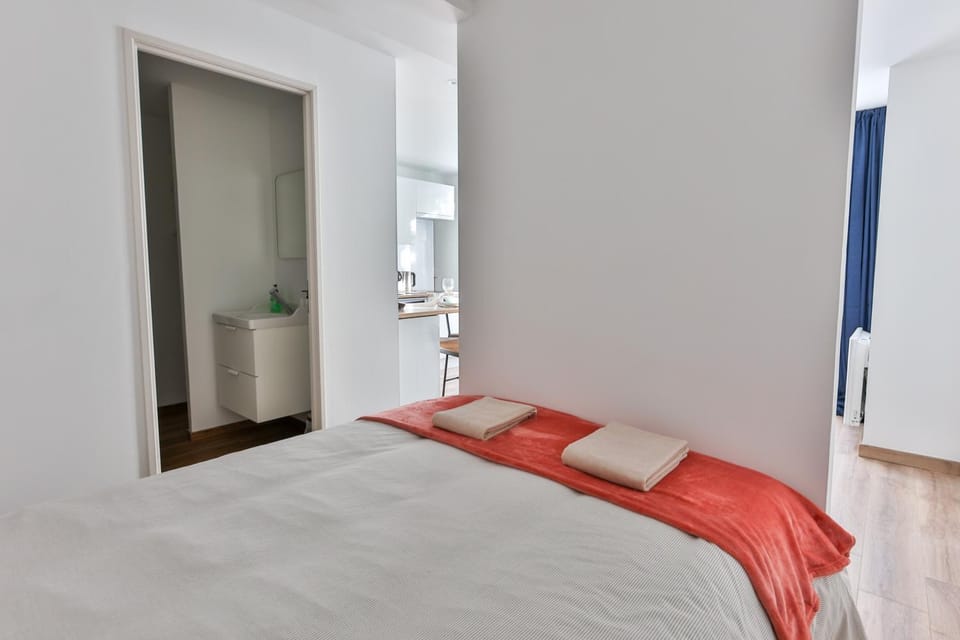 Bed, Bedroom, towels