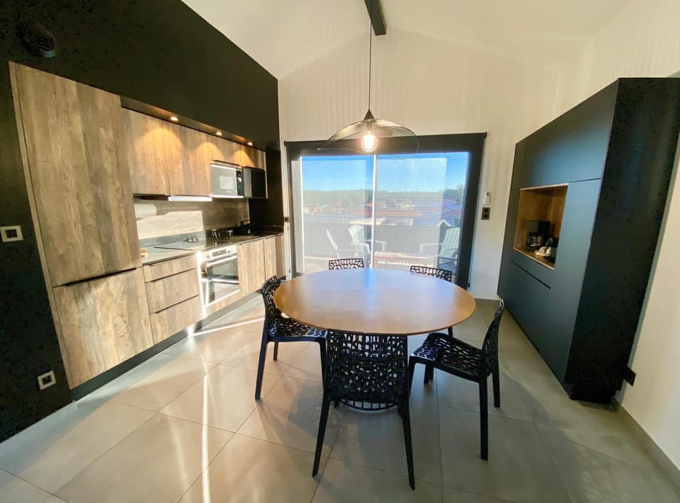 Kitchen or kitchenette, Dining area