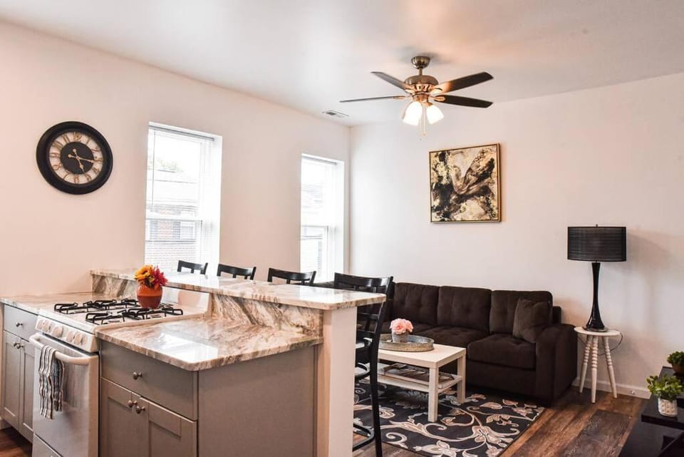 Beautiful Pittsburgh home-walkable area w parking Apartment in Pittsburgh