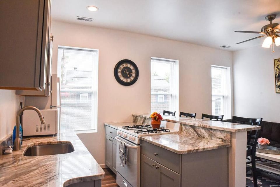 Beautiful Pittsburgh home-walkable area w parking Apartment in Pittsburgh