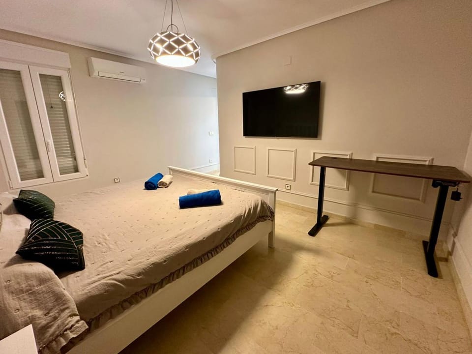 Bed, TV and multimedia, Photo of the whole room, Evening entertainment, Bedroom, towels