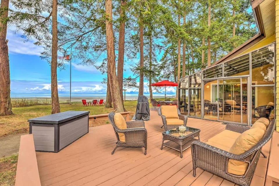 Kye Bay Winter Beach House by EMR Vacation Rentals House in Comox