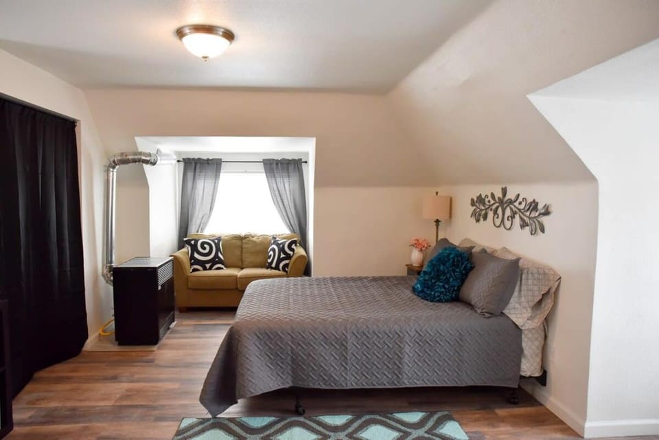 Unwind in a Bright Comfortable Apartment for 3 Apartment in Pittsburgh