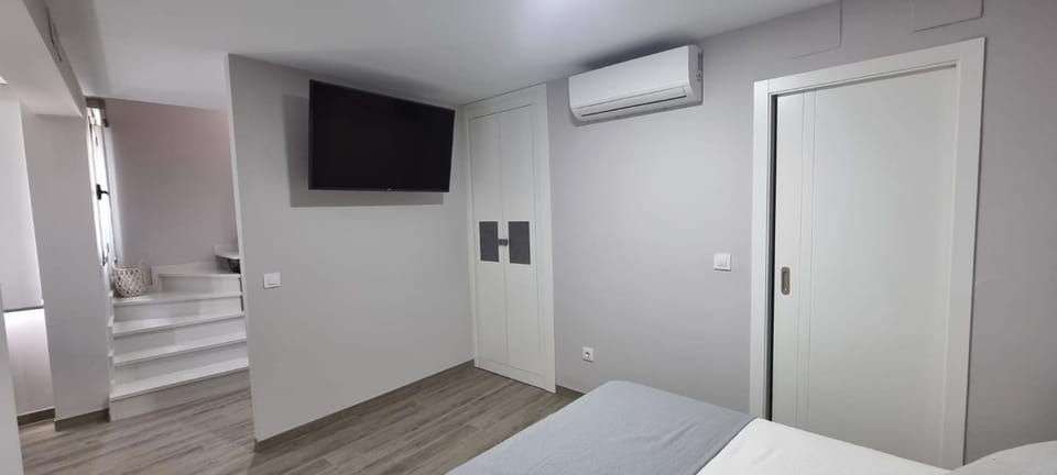 Bed, TV and multimedia, Photo of the whole room, Bedroom, wardrobe, air conditioner