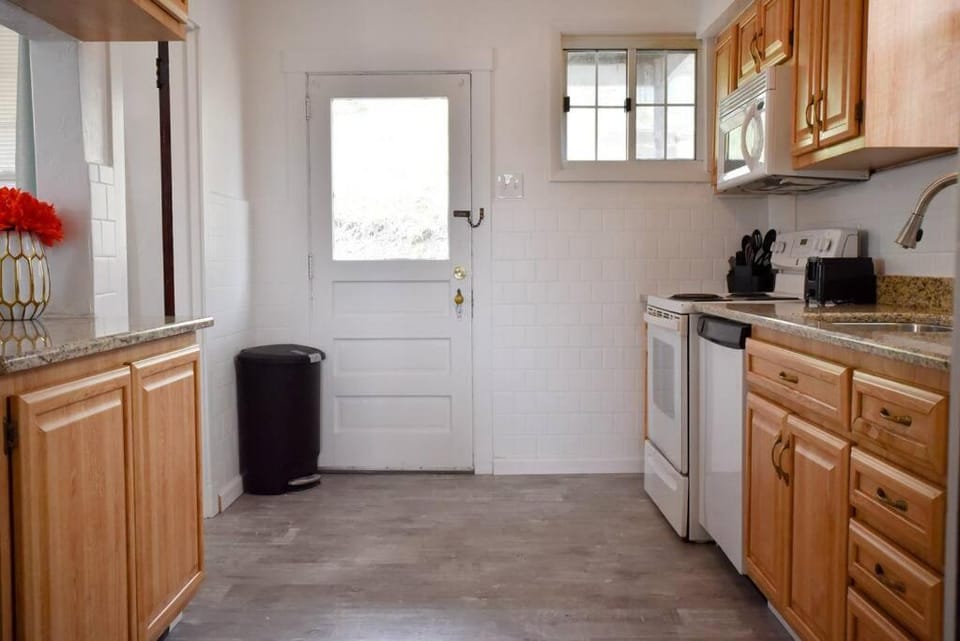 Beautiful 3 Bedroom Home Cozy Front and Back Porch House in Munhall