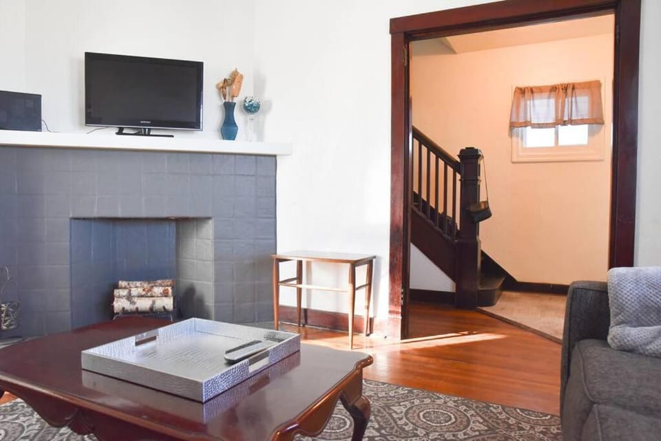 Beautiful 3 Bedroom Home Cozy Front and Back Porch House in Munhall