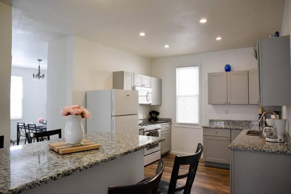 Stunning Big Home Near Downtown North Shore & More House in Crafton