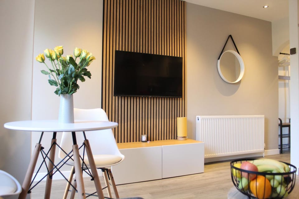 TV and multimedia, Living room, Seating area, Dining area