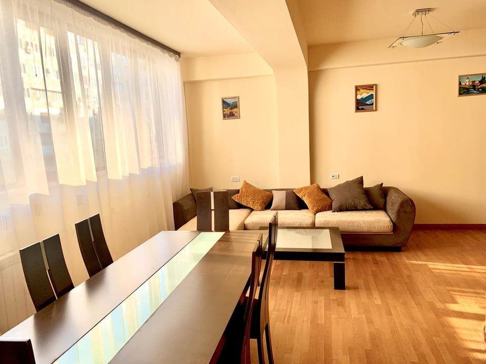 TV and multimedia, Seating area, Dining area