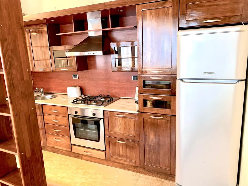 Kitchen or kitchenette, pet friendly, stove, toaster