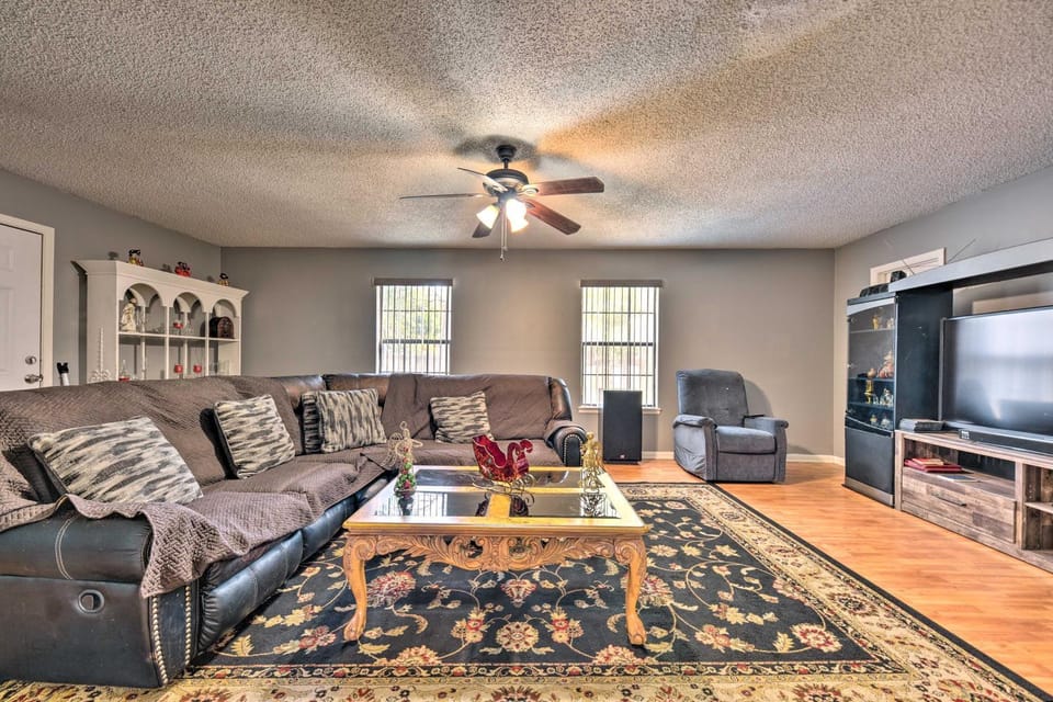 Cozy Jacksonville Home w/ Yard ~ 8 Mi to Dtwn House in Jacksonville
