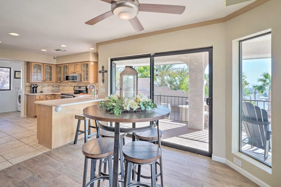 5 Mi to London Bridge: Stunning Escape w/ Hot Tub House in Lake Havasu City