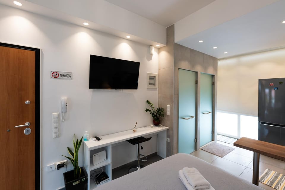 Communal lounge/ TV room, Bed, TV and multimedia, Kitchen or kitchenette, Photo of the whole room, Evening entertainment, Bedroom, oven, towels, wardrobe