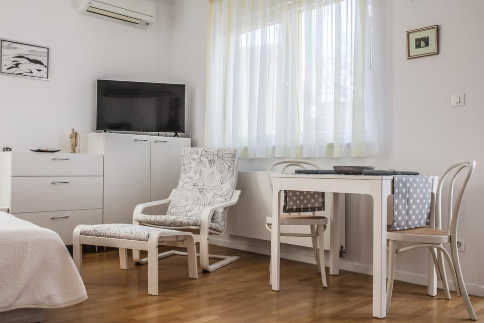 TV and multimedia, Photo of the whole room, Seating area, air conditioner