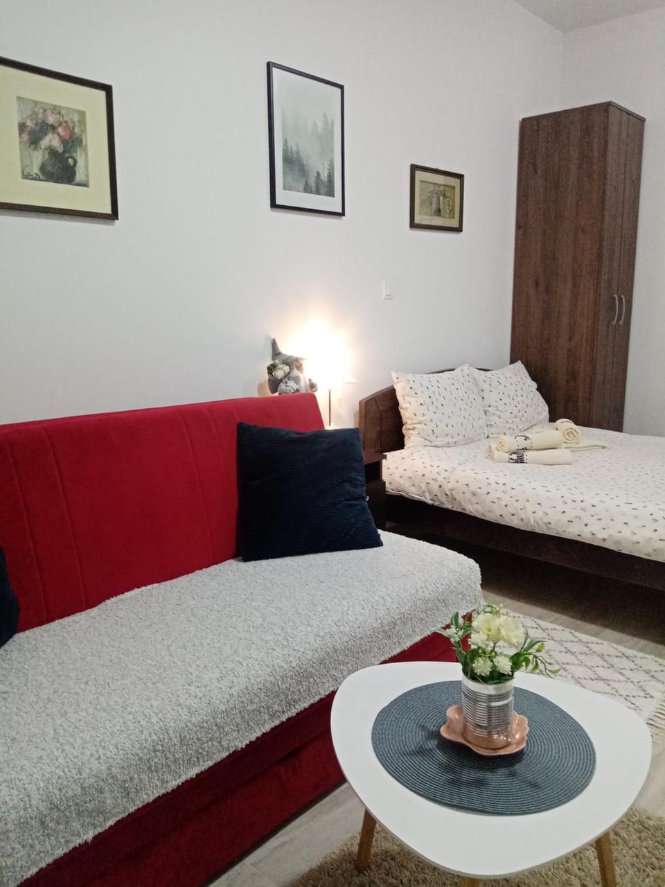 Bed, Living room, Photo of the whole room, Seating area, Bedroom