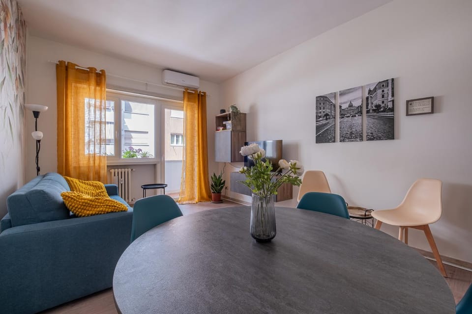 Living room, Seating area, Dining area, air conditioner