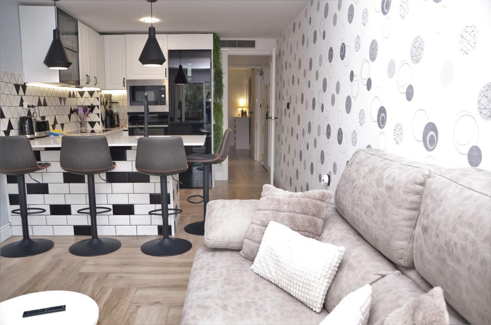 Kitchen or kitchenette, Living room, Seating area, Dining area, minibar, pet friendly