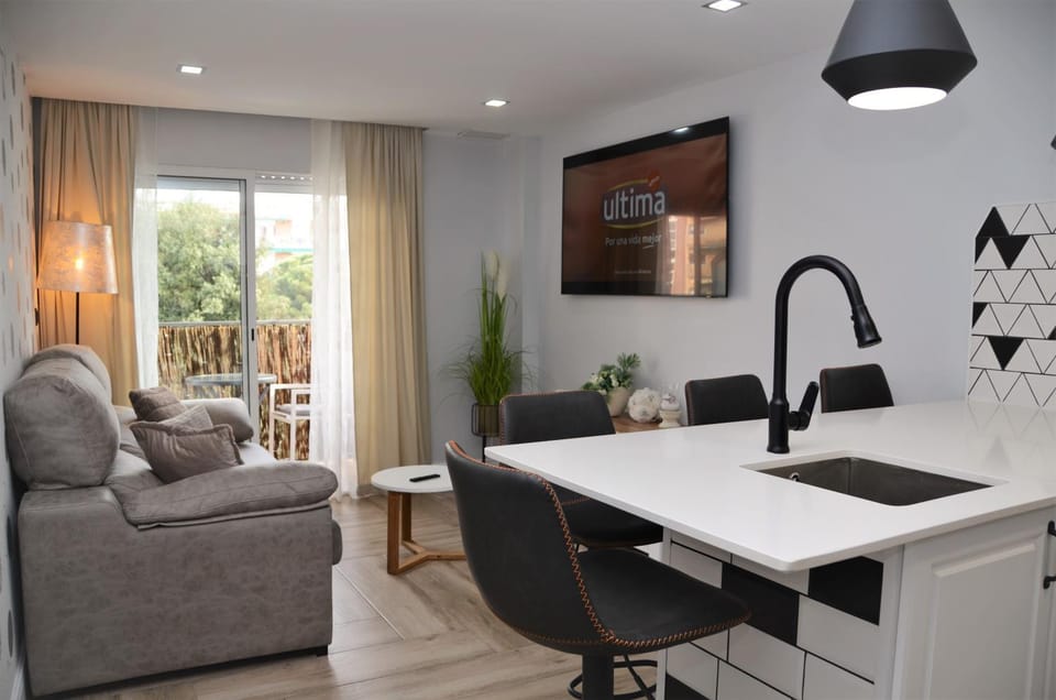 TV and multimedia, Kitchen or kitchenette, Living room, Seating area, Dining area