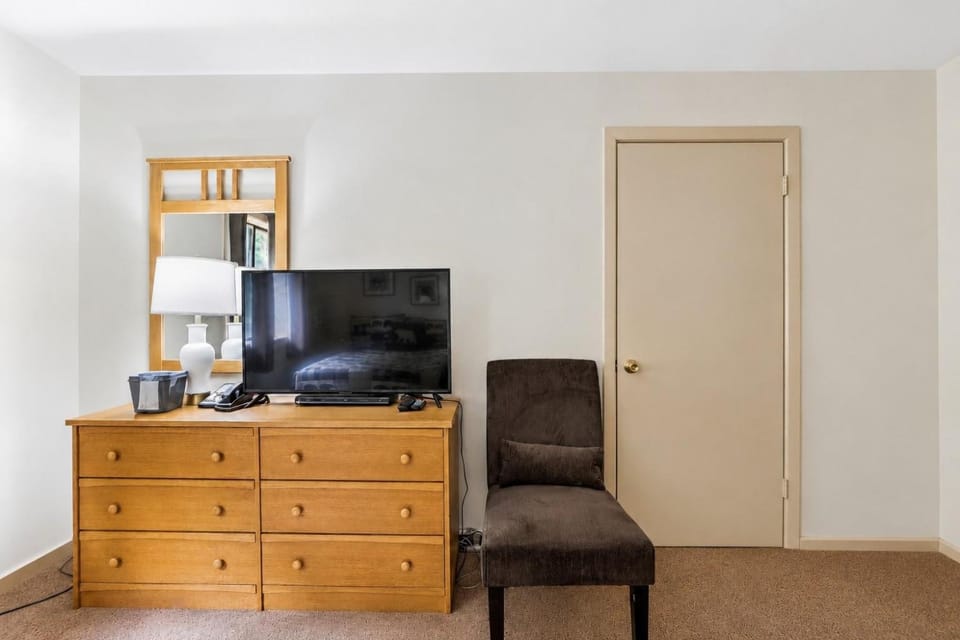 219 Cedarbrook Hotel Room Hotel in Killington