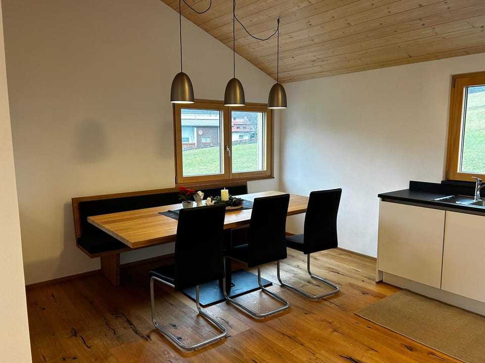Kitchen or kitchenette, Dining area