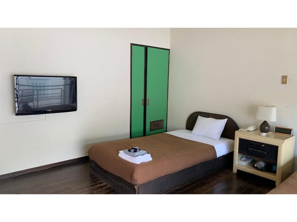 Bed, TV and multimedia, Photo of the whole room