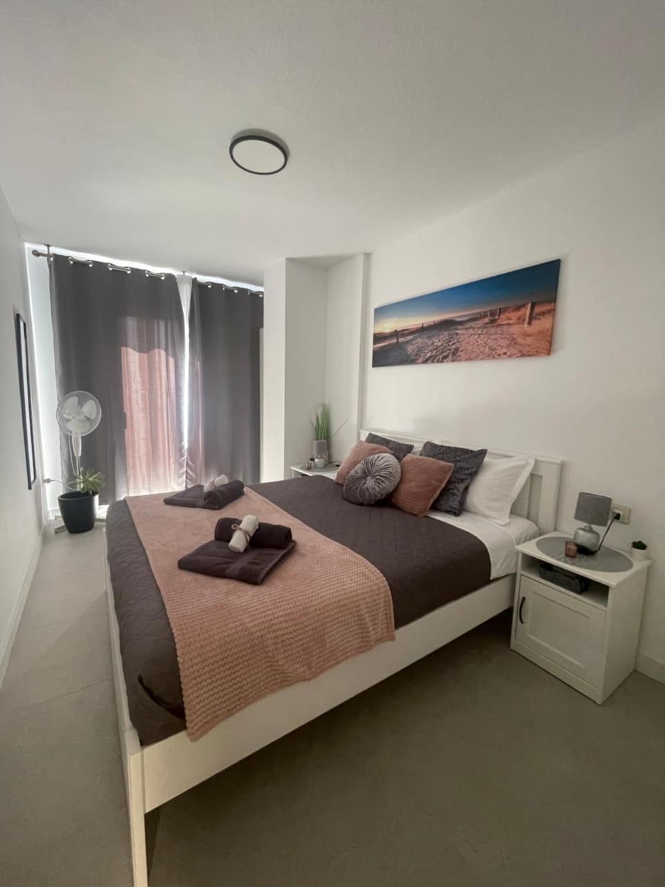 Bed, Bedroom, towels