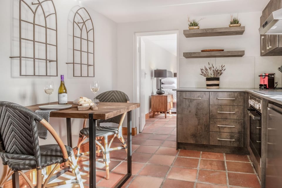 Coffee/tea facilities, Kitchen or kitchenette, Seating area, Dining area, minibar, pet friendly, toaster