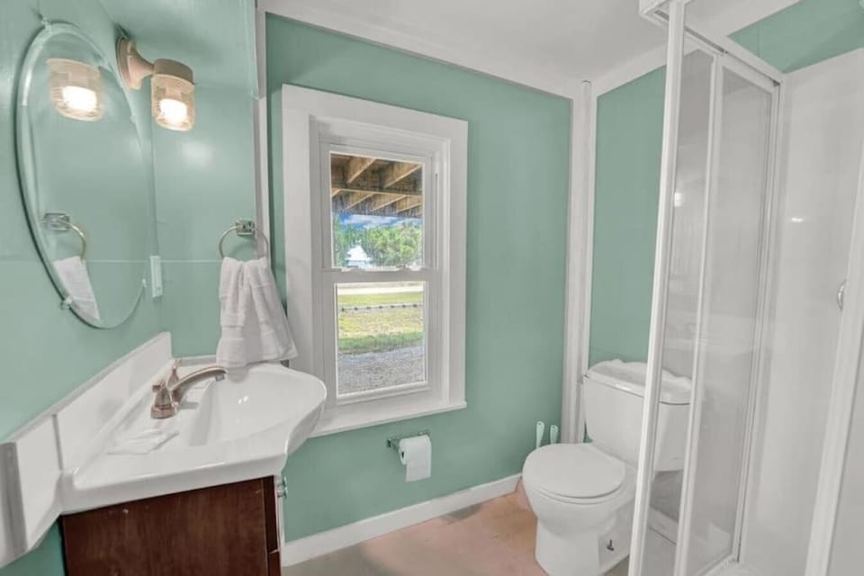 Shower, Toilet, towels