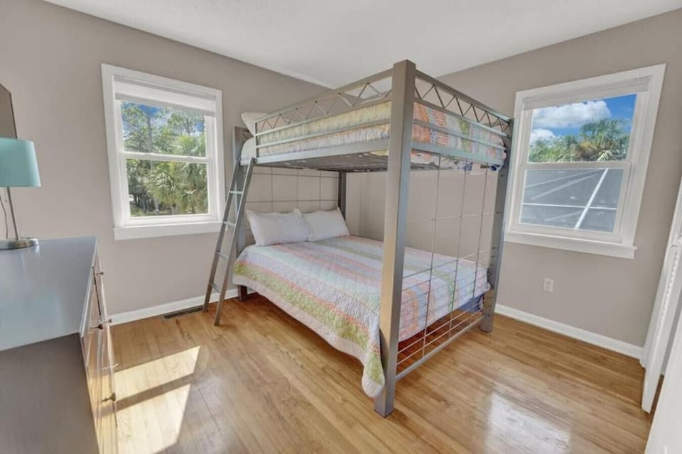 Bed, Photo of the whole room, bunk bed