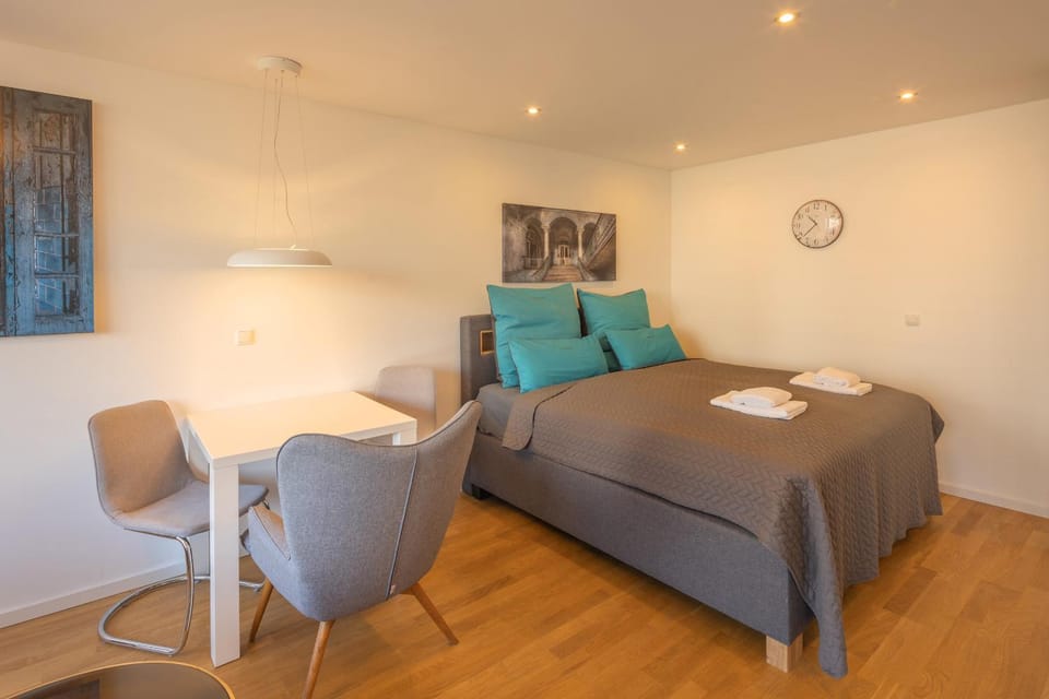 Bed, Dining area