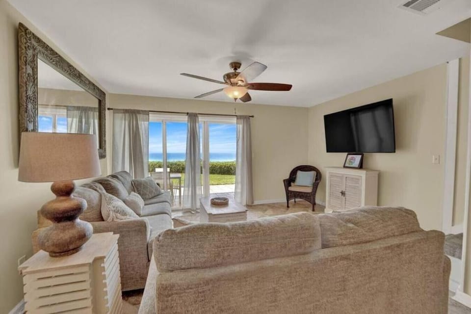 Communal lounge/ TV room, Bed, Natural landscape, TV and multimedia, Living room, Photo of the whole room, Seating area, Evening entertainment, fireplace