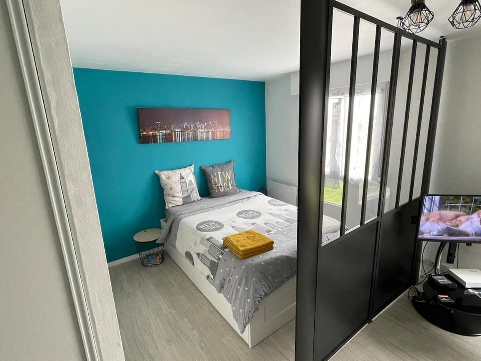 Bed, Photo of the whole room, Bedroom