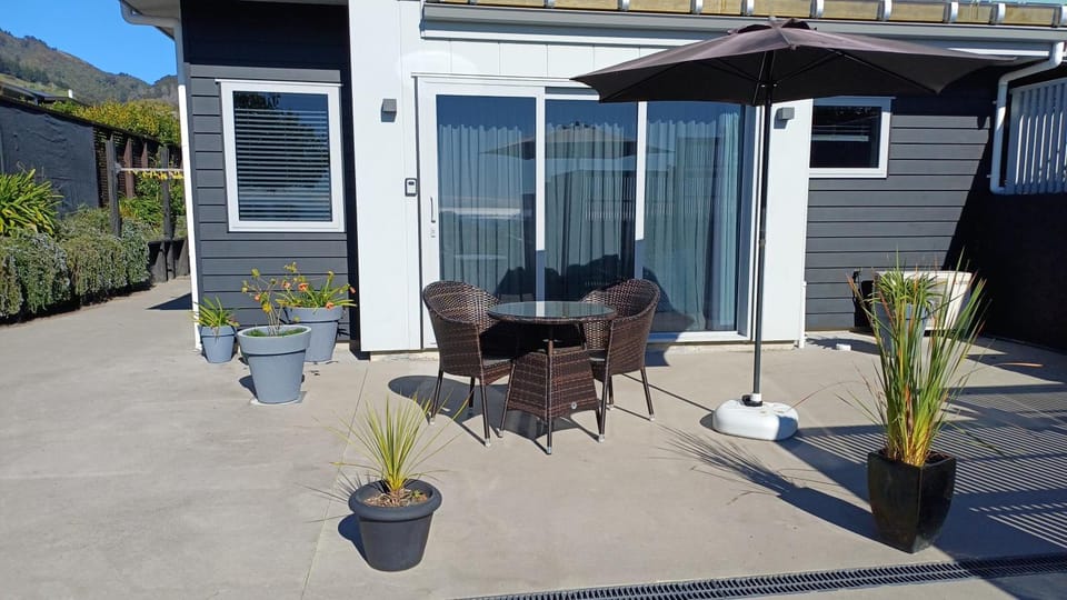 Property building, Patio, Facade/entrance