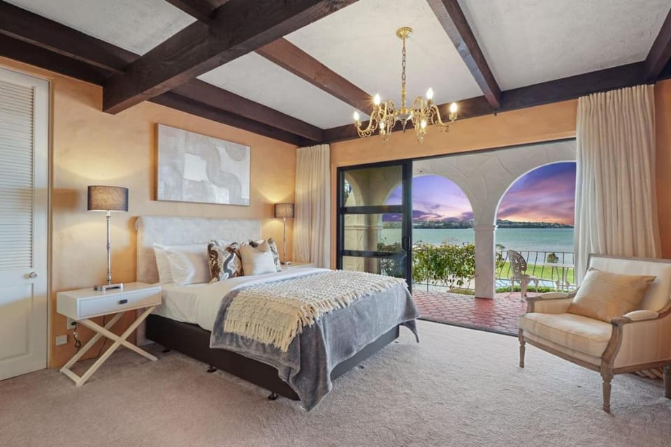 Magnificent Beachfront Mansion - Pool - Fireplace Villa in Auckland