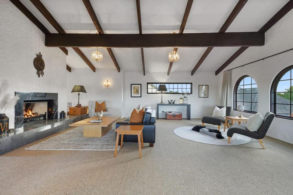 Magnificent Beachfront Mansion - Pool - Fireplace Villa in Auckland