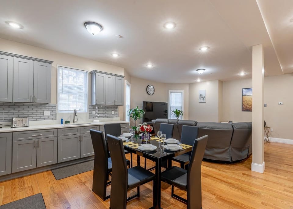 4BR Boston Apt - Pet Friendly & Free Parking, near MBTA Station 2331 Apartment in Quincy