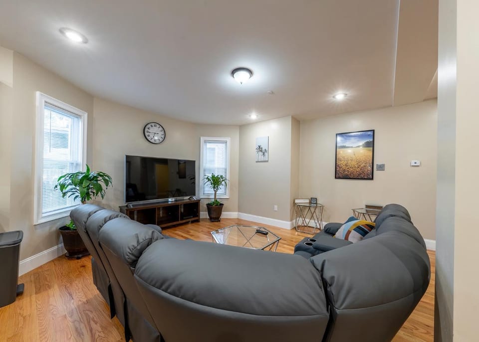 4BR Boston Apt - Pet Friendly & Free Parking, near MBTA Station 2331 Apartment in Quincy