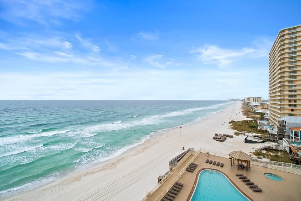 Property building, Bird's eye view, Beach, Pool view, Sea view, Swimming pool, Swimming pool, sunbed