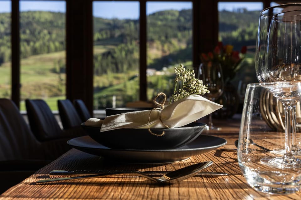 Living room, Food and drinks, Seating area, Dining area