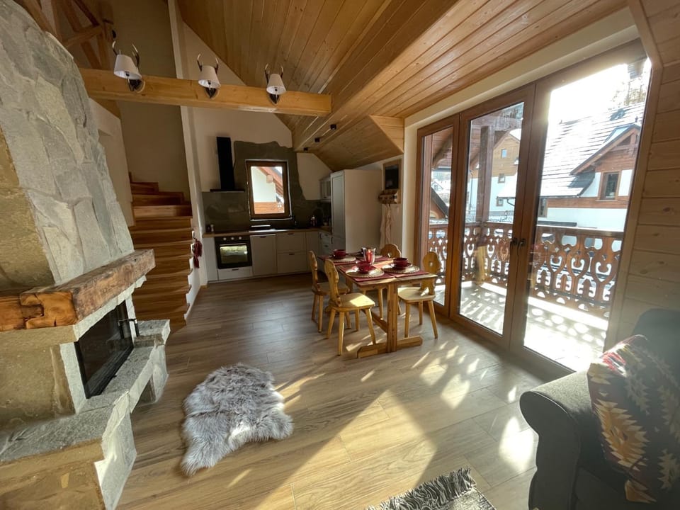 TV and multimedia, Kitchen or kitchenette, Living room, Seating area, Dining area